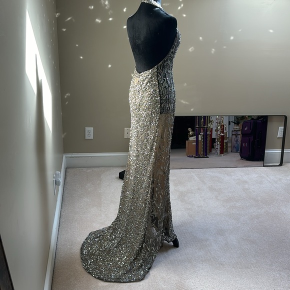 NWT Formal gown with train size small - Picture 4 of 14